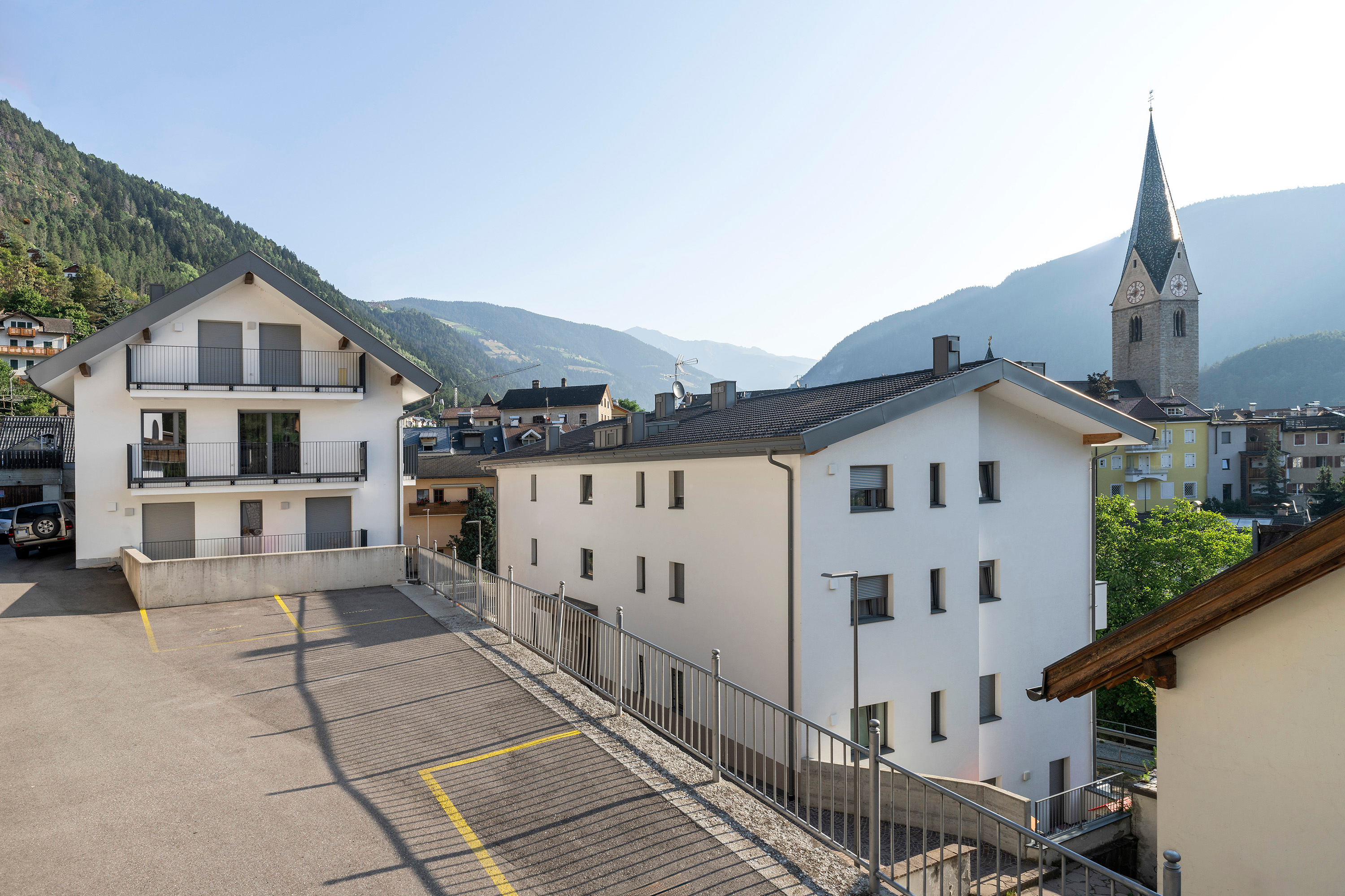 Zwei Mehrfamilienhäuser